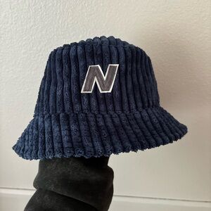 NEW BALANCE BUCKET HAT